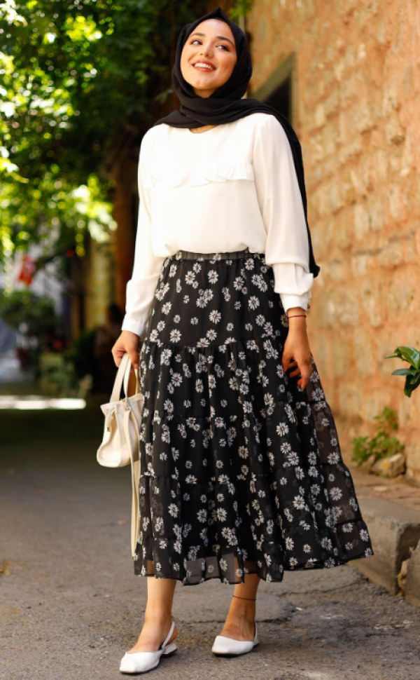 Rok midi dengan motif bunga yang lembut